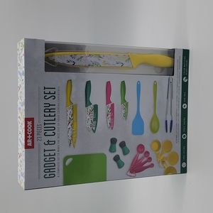 Gadget and cutlery set.